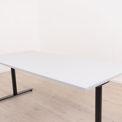 Elektrisk hev/senk skrivebord. Grått/sort. 200 x 90 cm