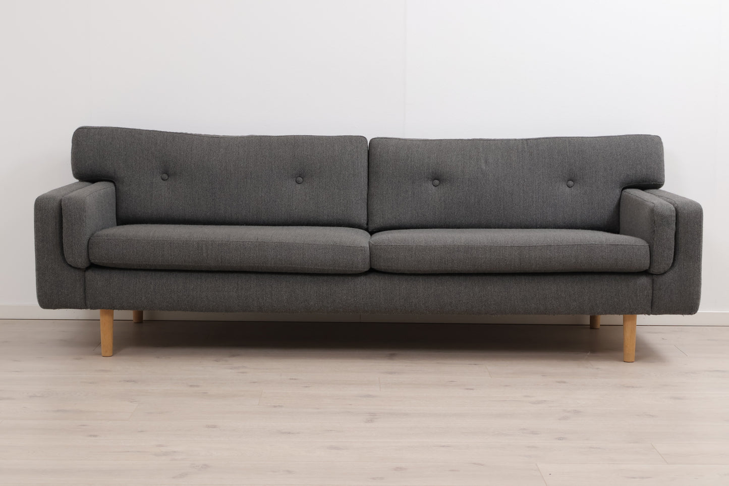 Nyrenset | Mørk grå 3-seter sofa i ullstoff med eikebein