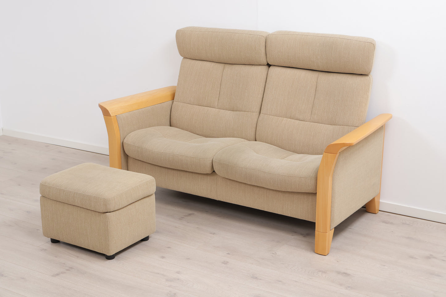 Nyrenset | Ekornes 2-seter sofa med ErgoAdapt og puff med oppbevaring