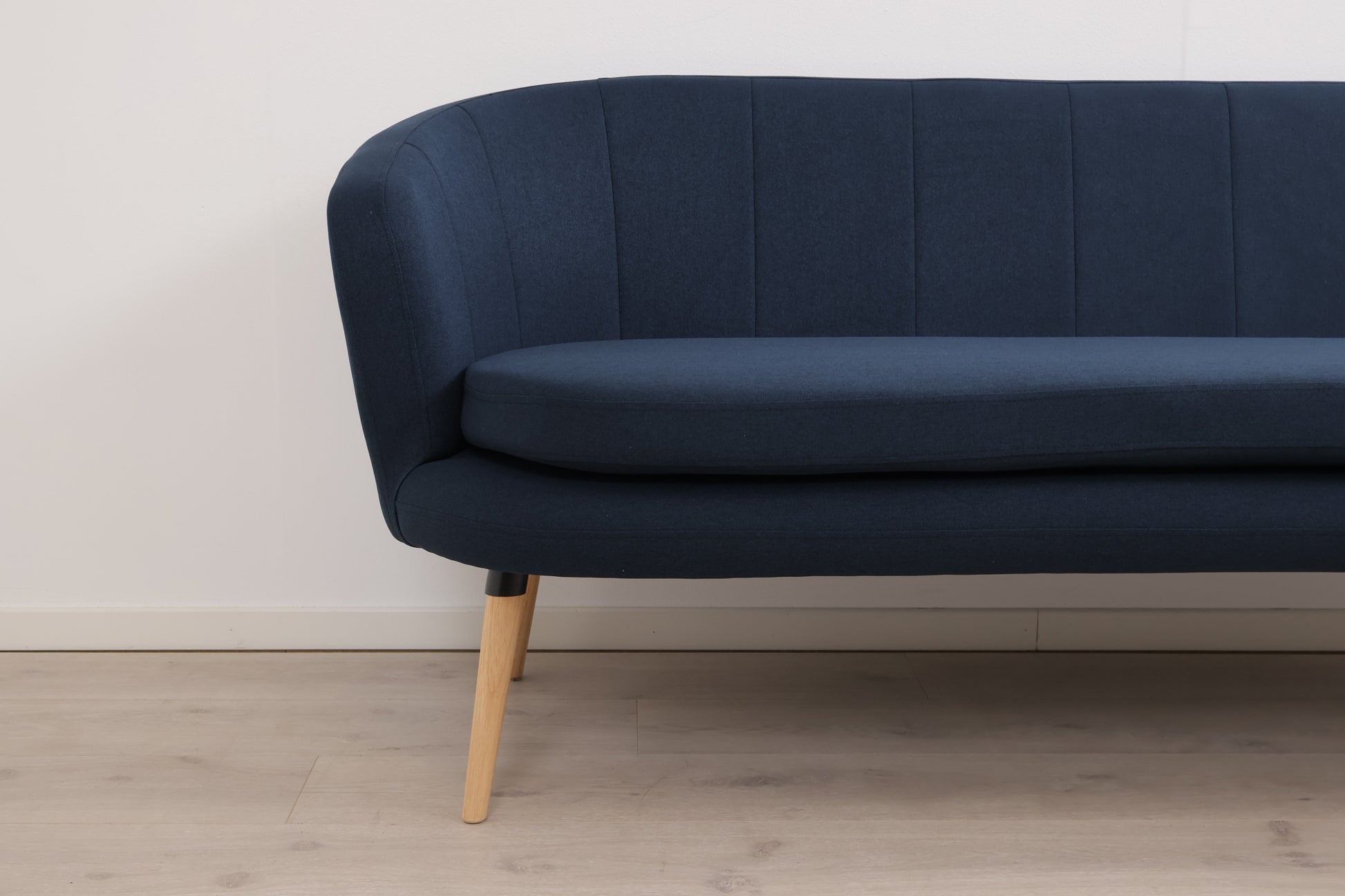 Kun brukt til utstilling | Mørk blå Gistrup 3-seter sofa med eikebein