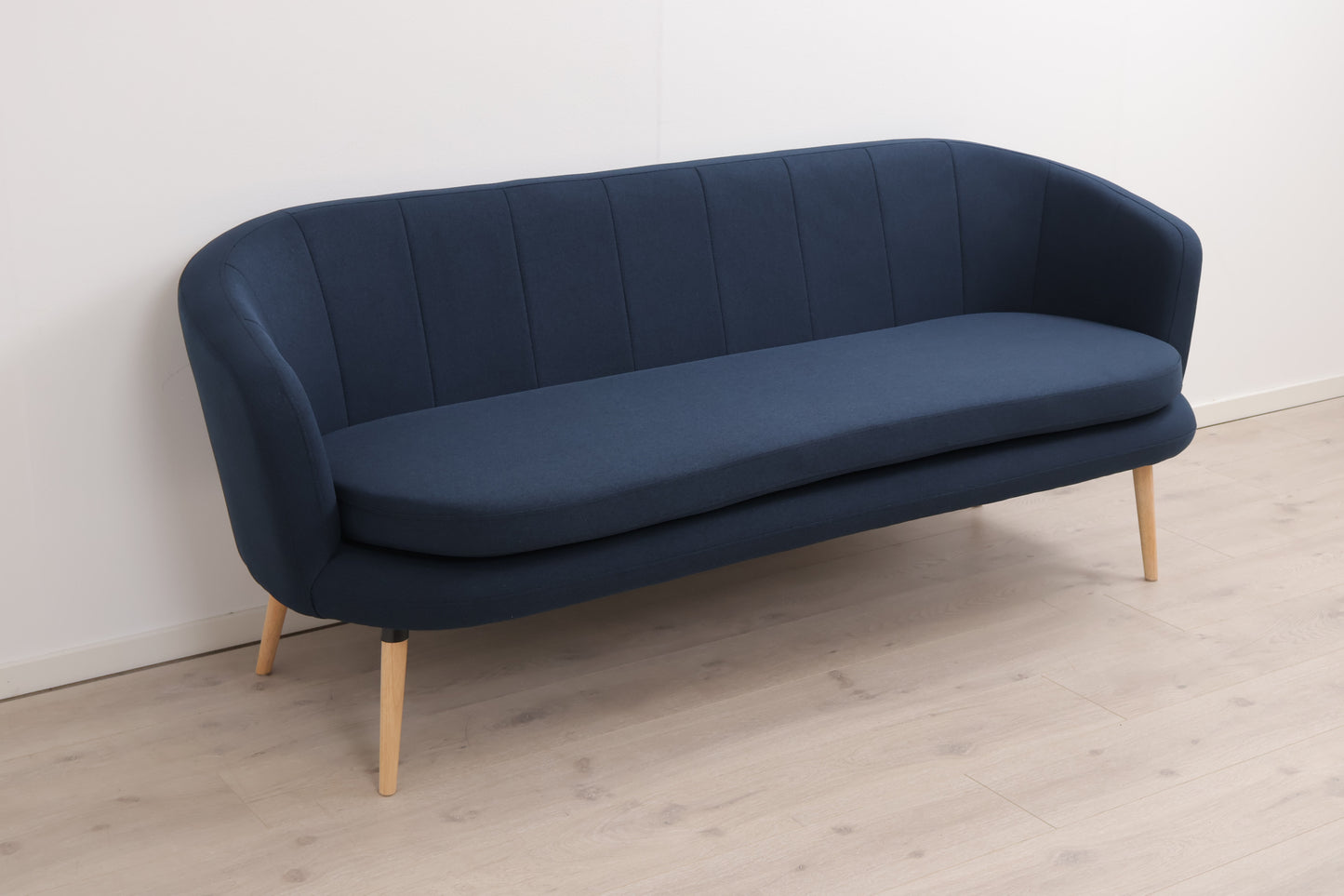 Kun brukt til utstilling | Mørk blå Gistrup 3-seter sofa med eikebein