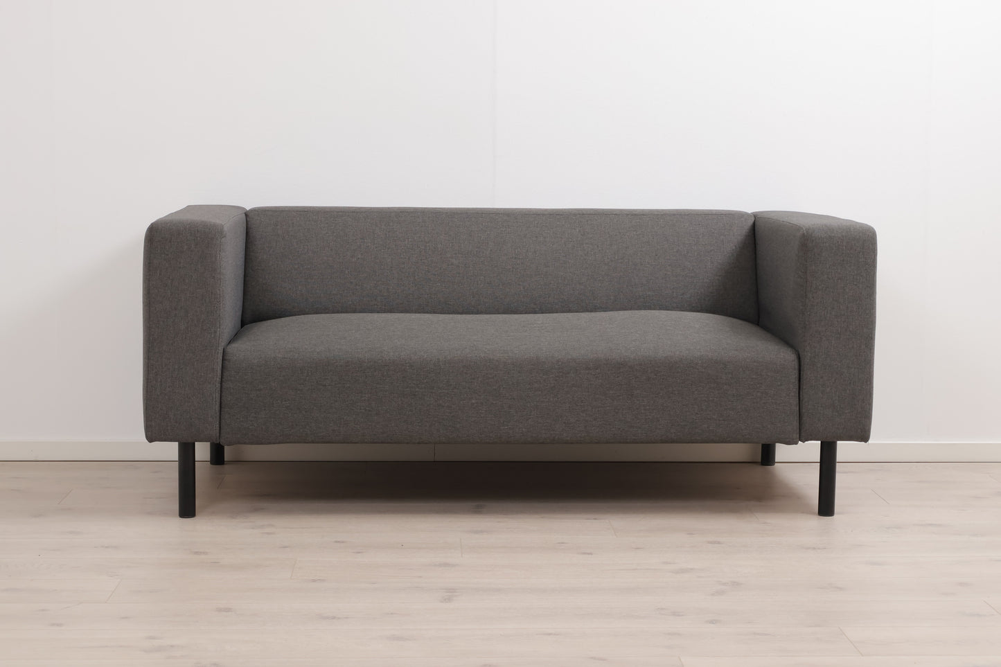 Kun brukt til utstilling | Antrasittgrå Karise 2,5-seter sofa med sorte bein