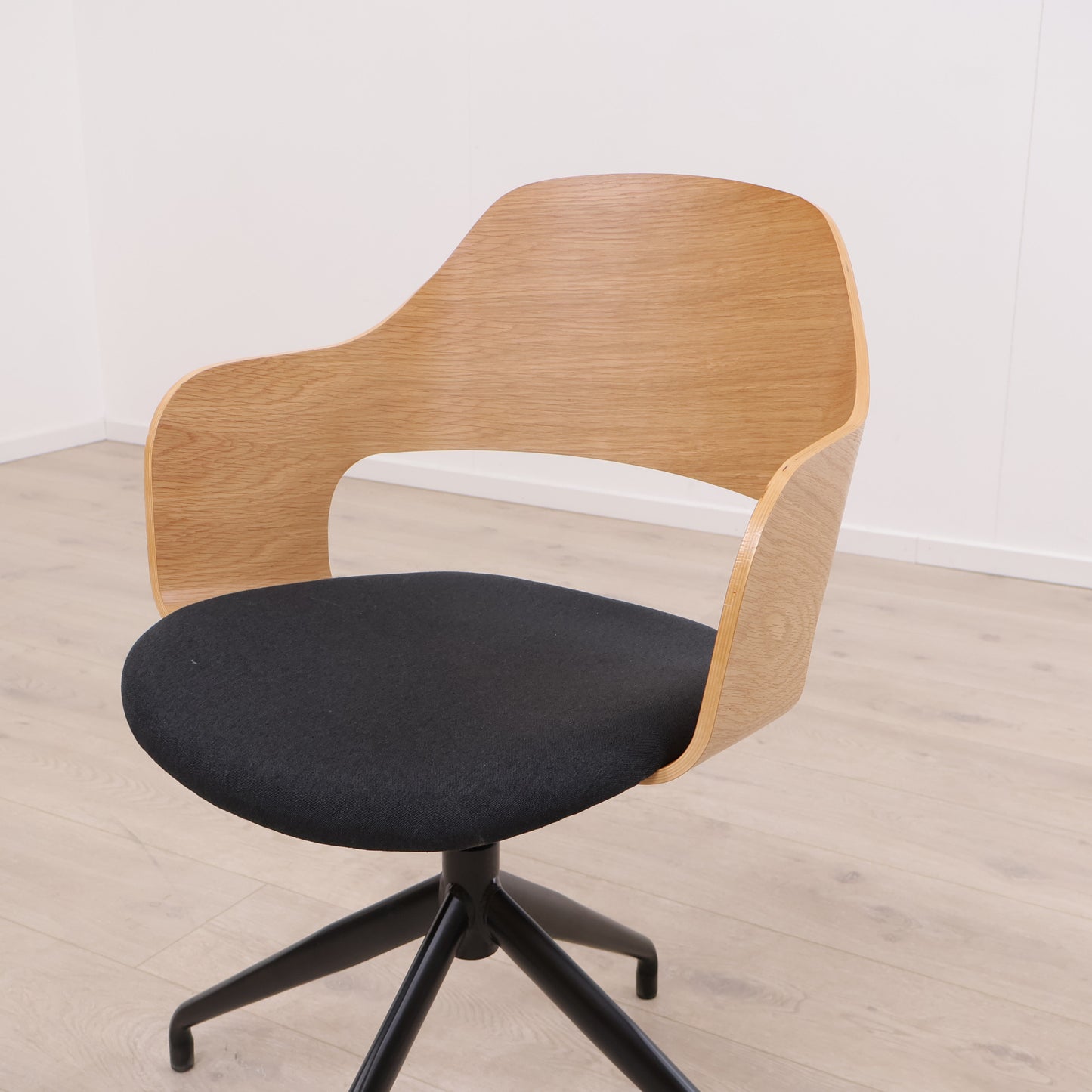 Kun brukt til utstilling | Hvidovre kontorstol i eik/sort farge med svingfot i stål