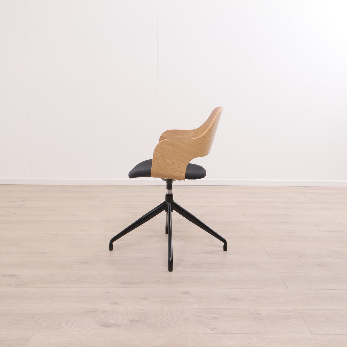 Kun brukt til utstilling | Hvidovre kontorstol i eik/sort farge med svingfot i stål