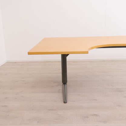 Elektrisk hev/senk skrivebord med venstresving. 200x120
