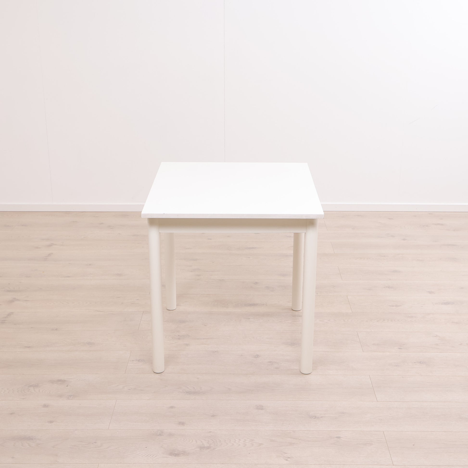 Lite og nett spisebord i fargen hvit. For 1-2 personer