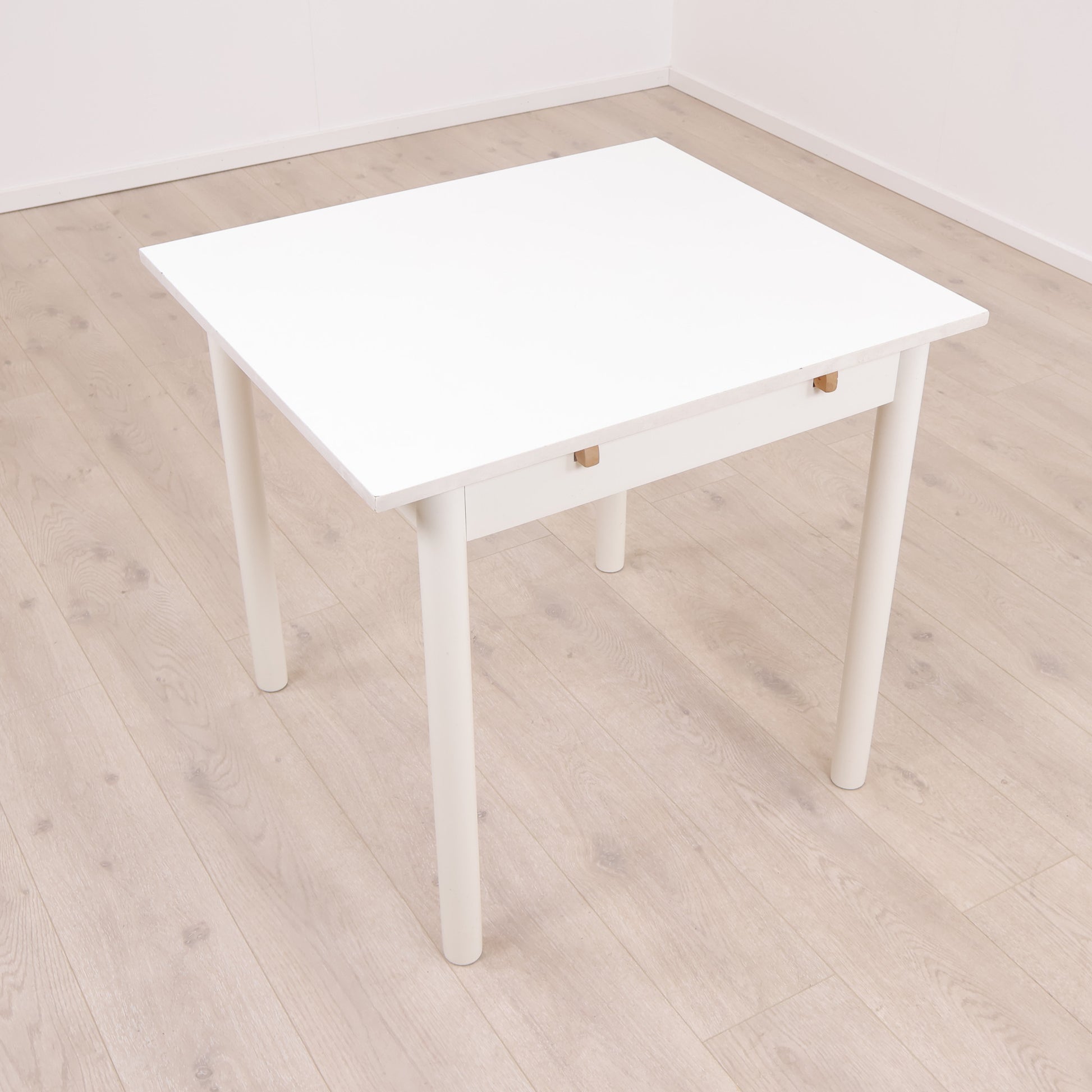 Lite og nett spisebord i fargen hvit. For 1-2 personer