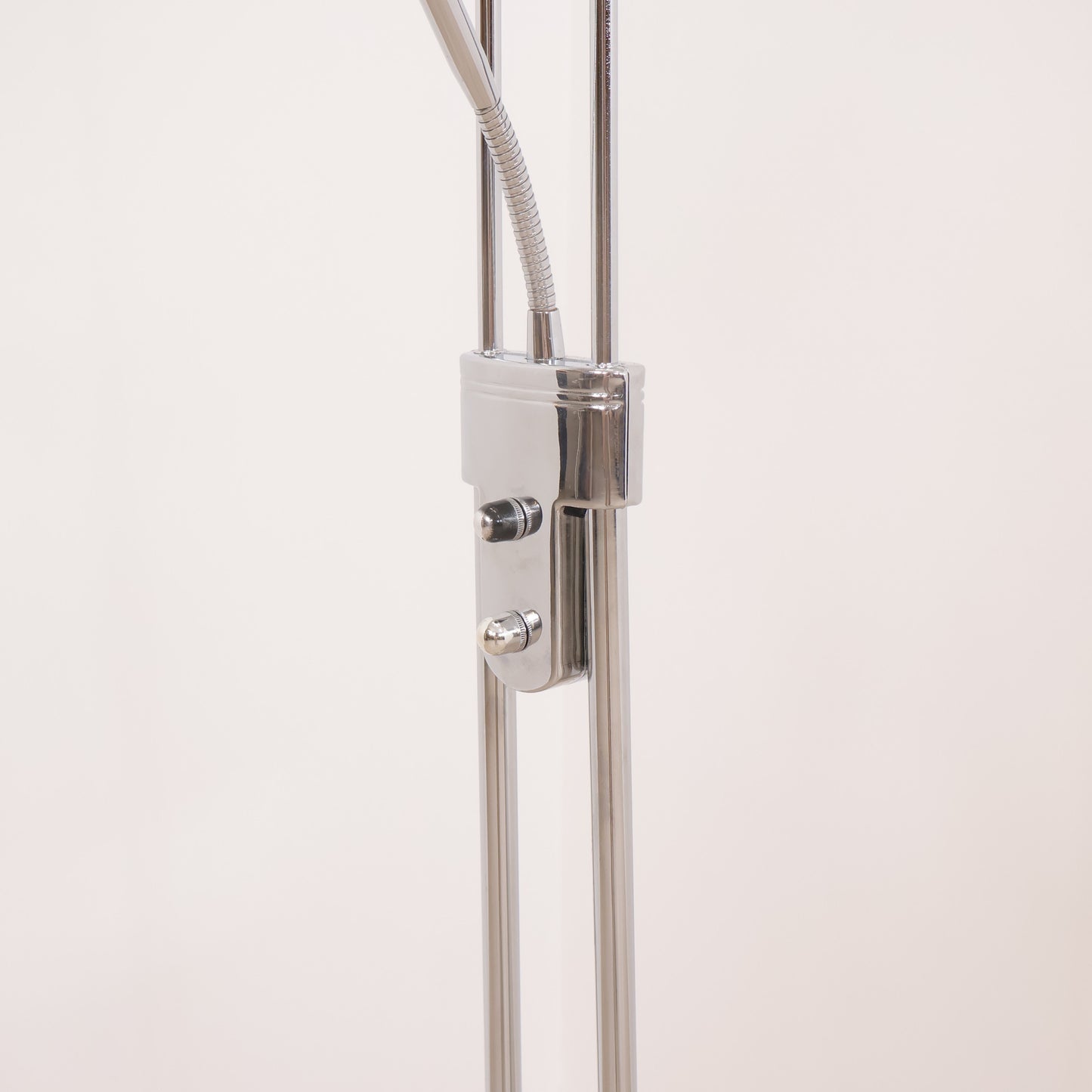 Scan Light AS stålampe i moderne design med krom ramme og to lampehoder