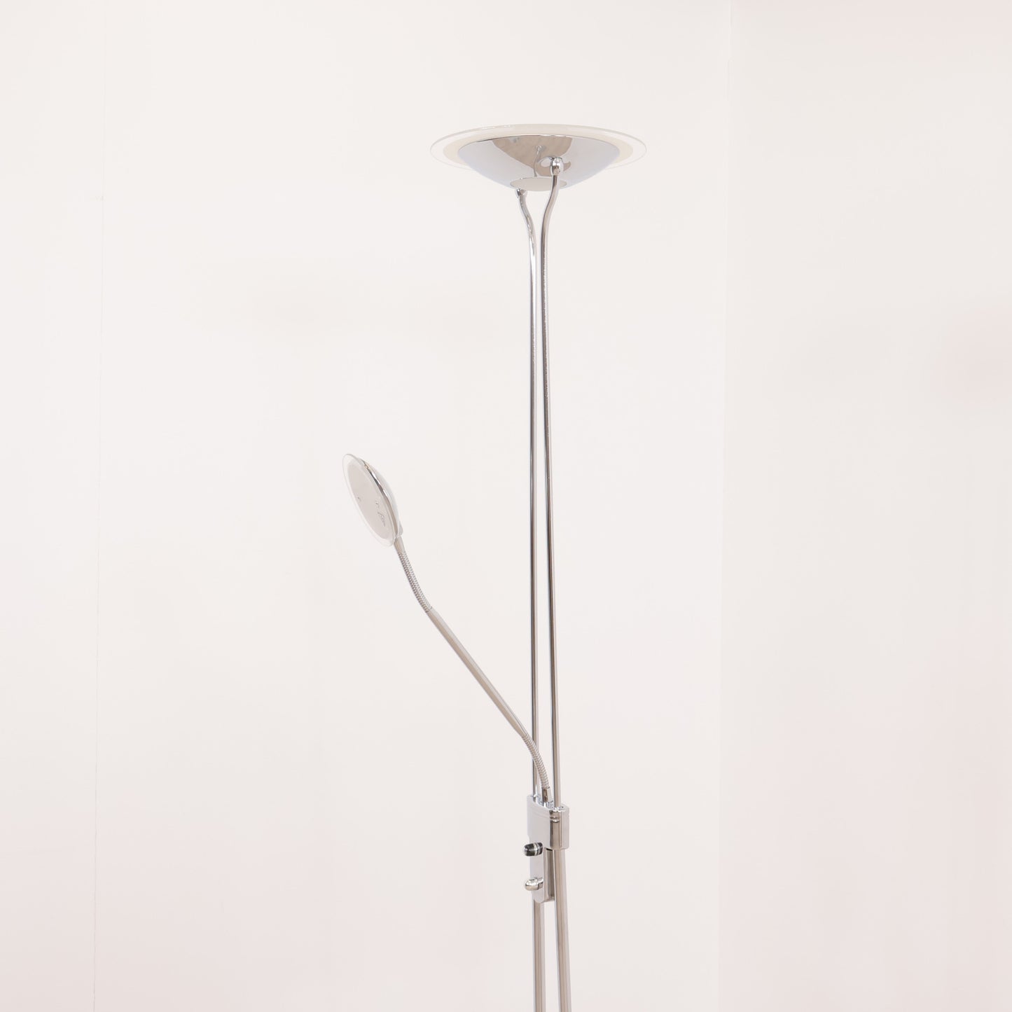 Scan Light AS stålampe i moderne design med krom ramme og to lampehoder
