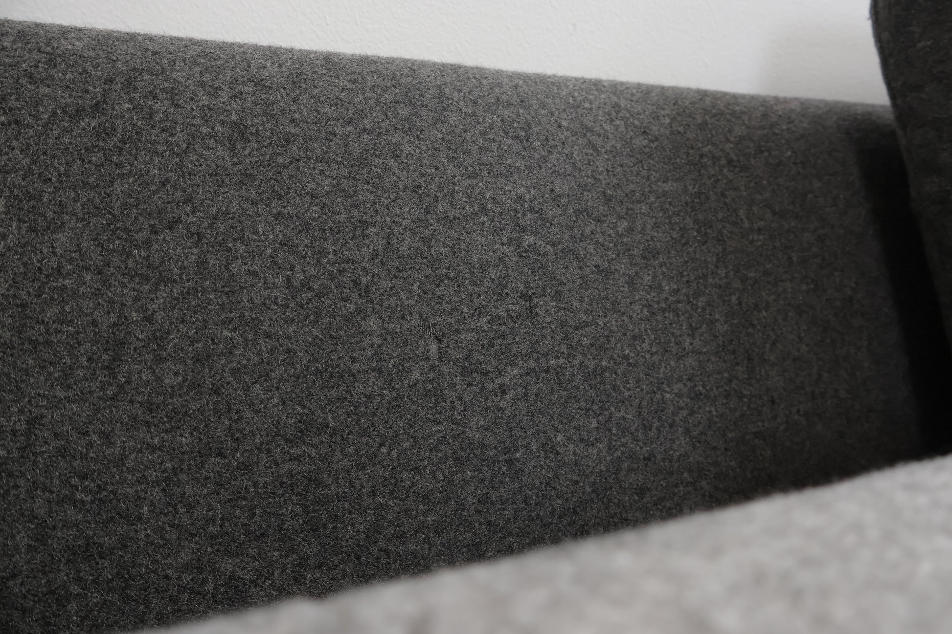 Nyrenset | Mørk grå Bolia Vela 2,5-seter sofa i ullstoff med puff