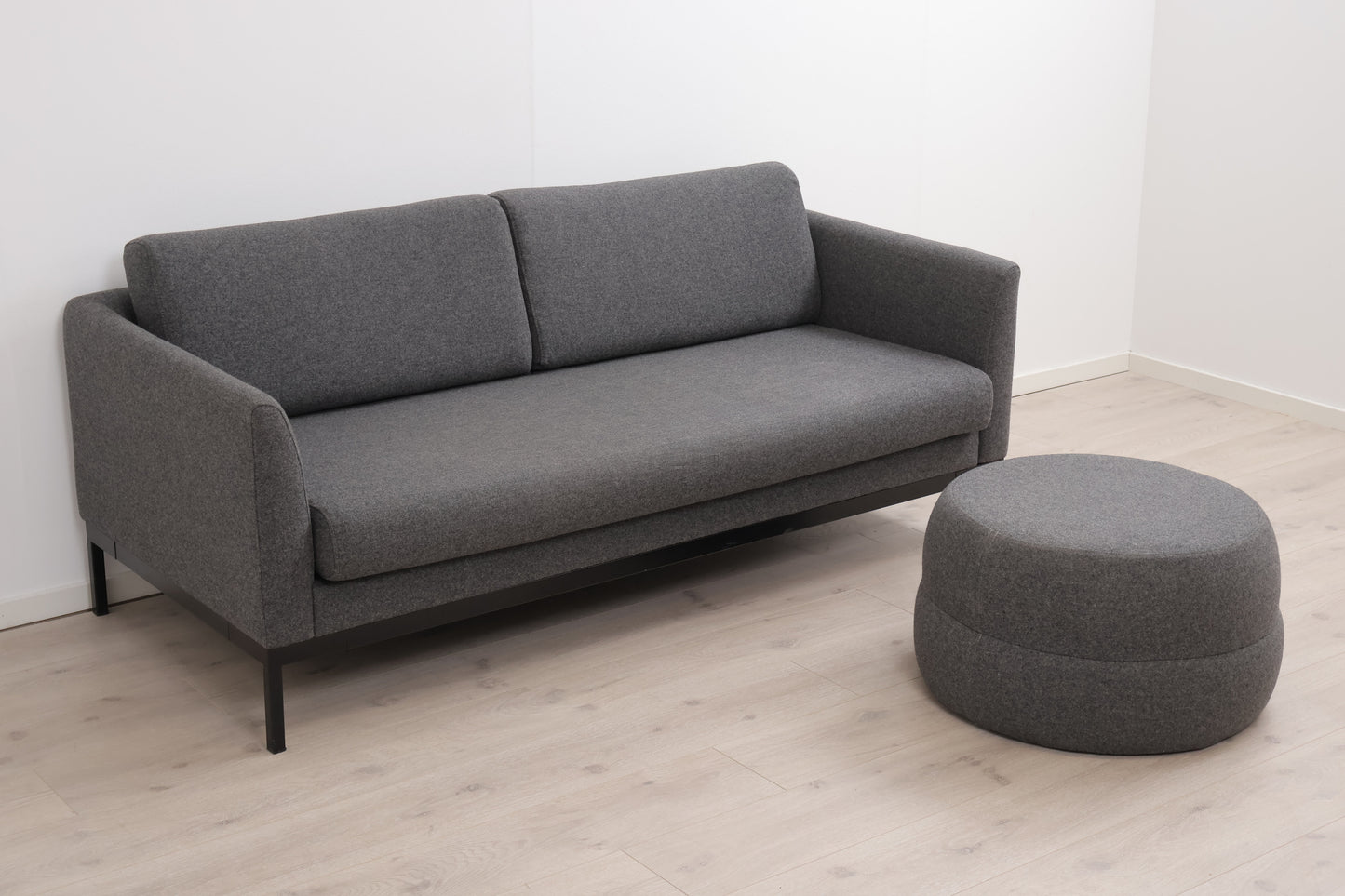 Nyrenset | Mørk grå Bolia Vela 2,5-seter sofa i ullstoff med puff