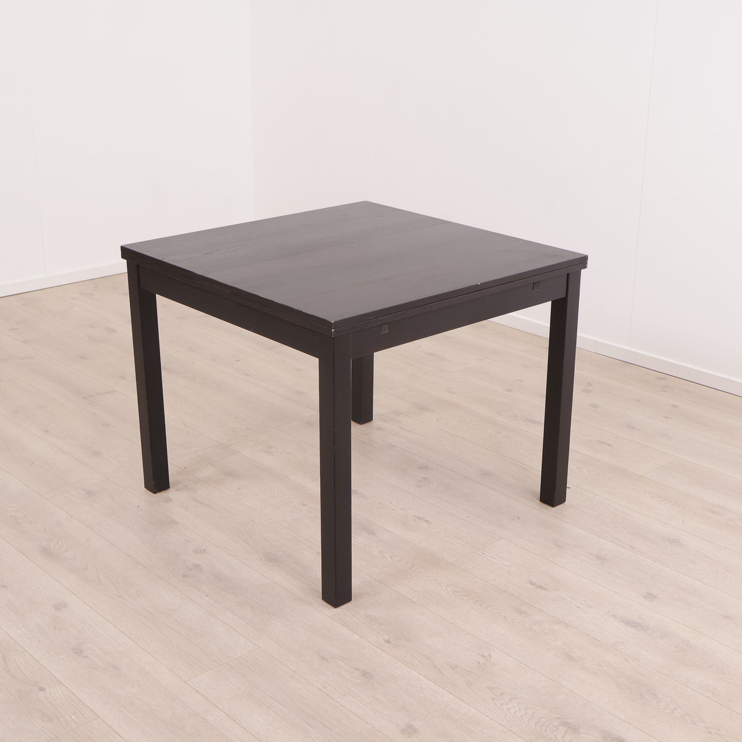 Uttrekkbart spisebord i fargen sort