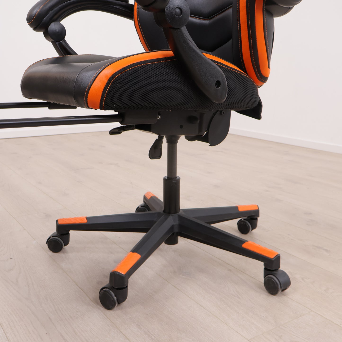 Kun brukt til utstilling | Gamborg gamingstol i svart/oransje med fotstøtte