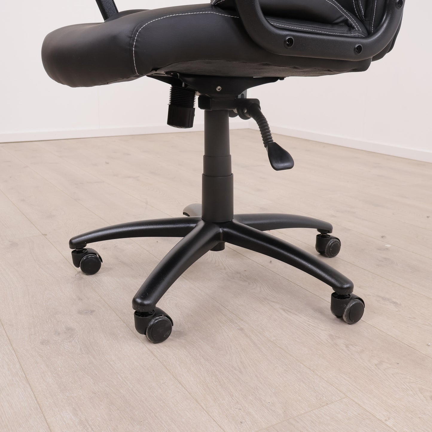Kun brukt til utstilling | Tamdrup kontorstol i sort med trinnløs vippefunksjon