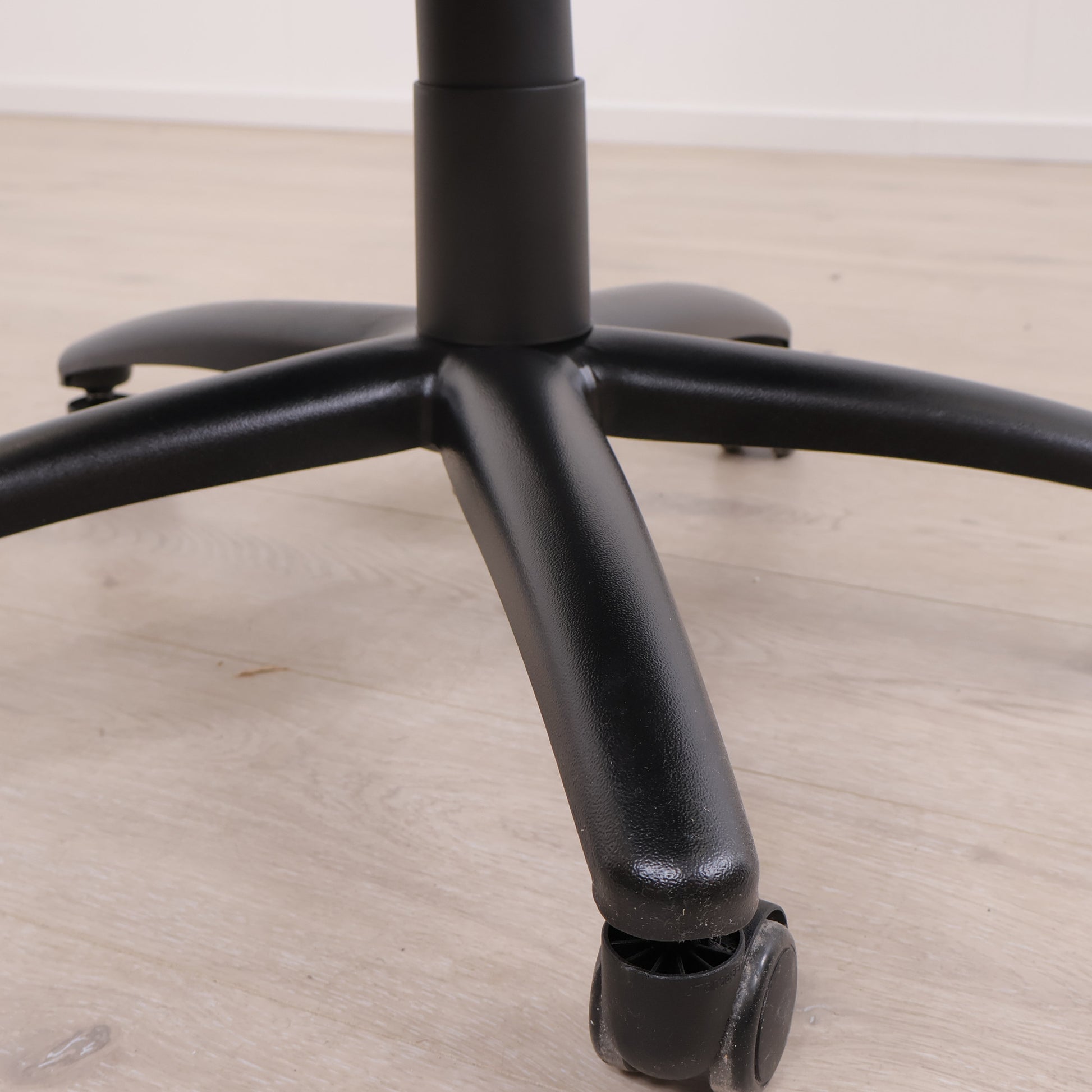 Kun brukt til utstilling | Tamdrup kontorstol i sort med trinnløs vippefunksjon