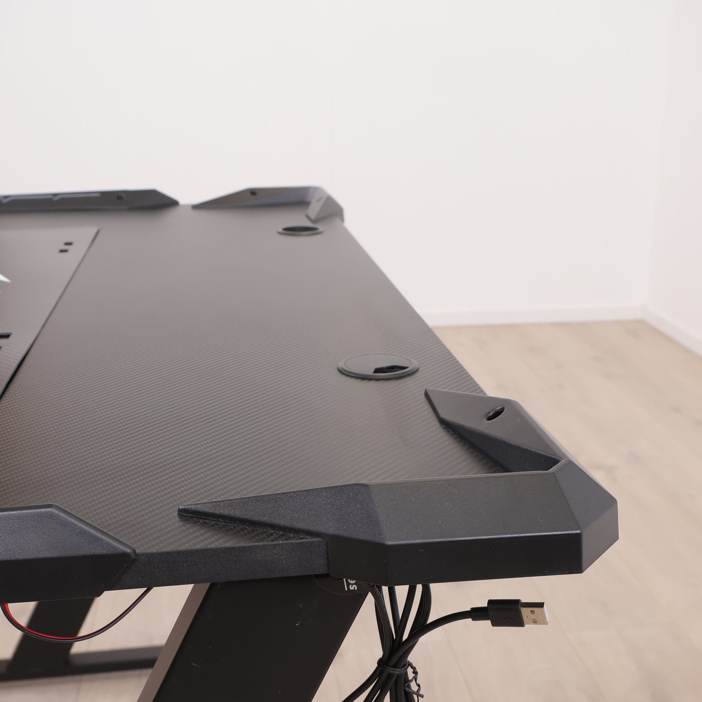 Kun brukt til utstilling | Gamingbord LINDHOLM 65x114 m/LED svart