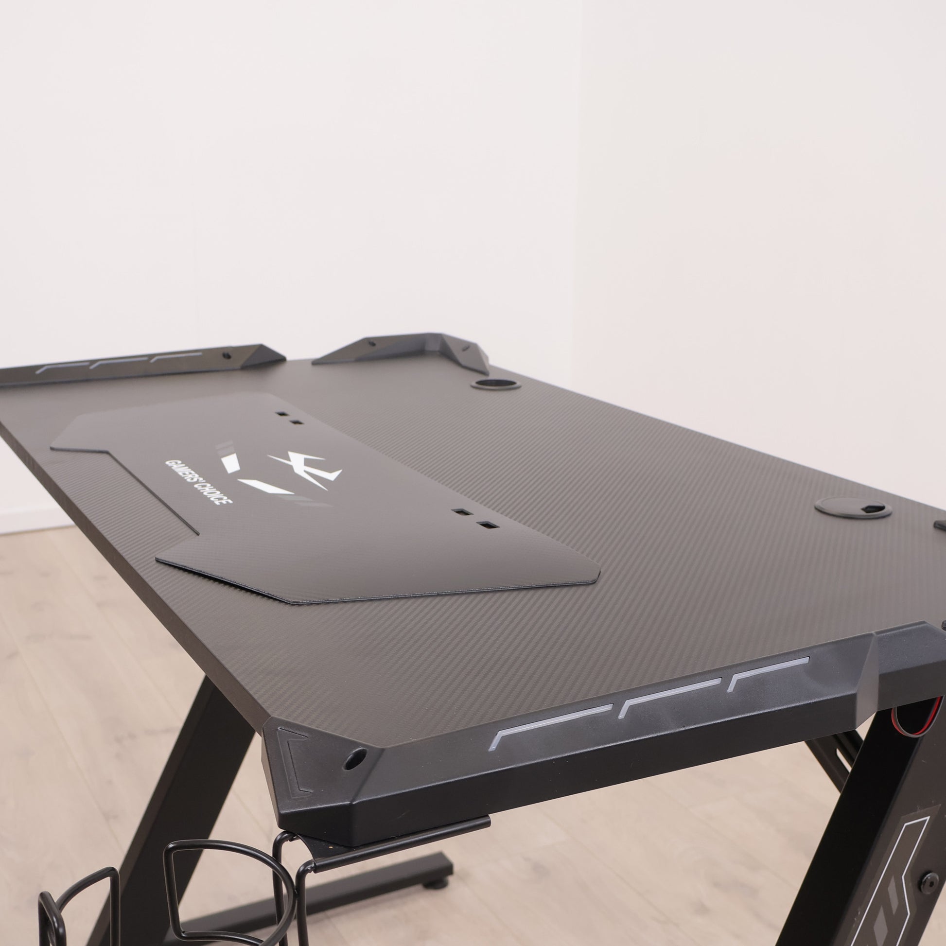 Kun brukt til utstilling | Gamingbord LINDHOLM 65x114 m/LED svart