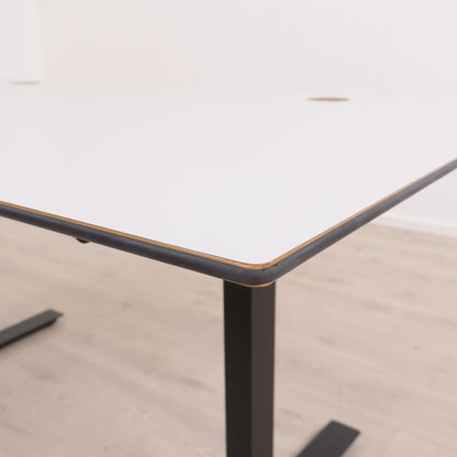 Manuelt hev/senk skrivebord med sort understell