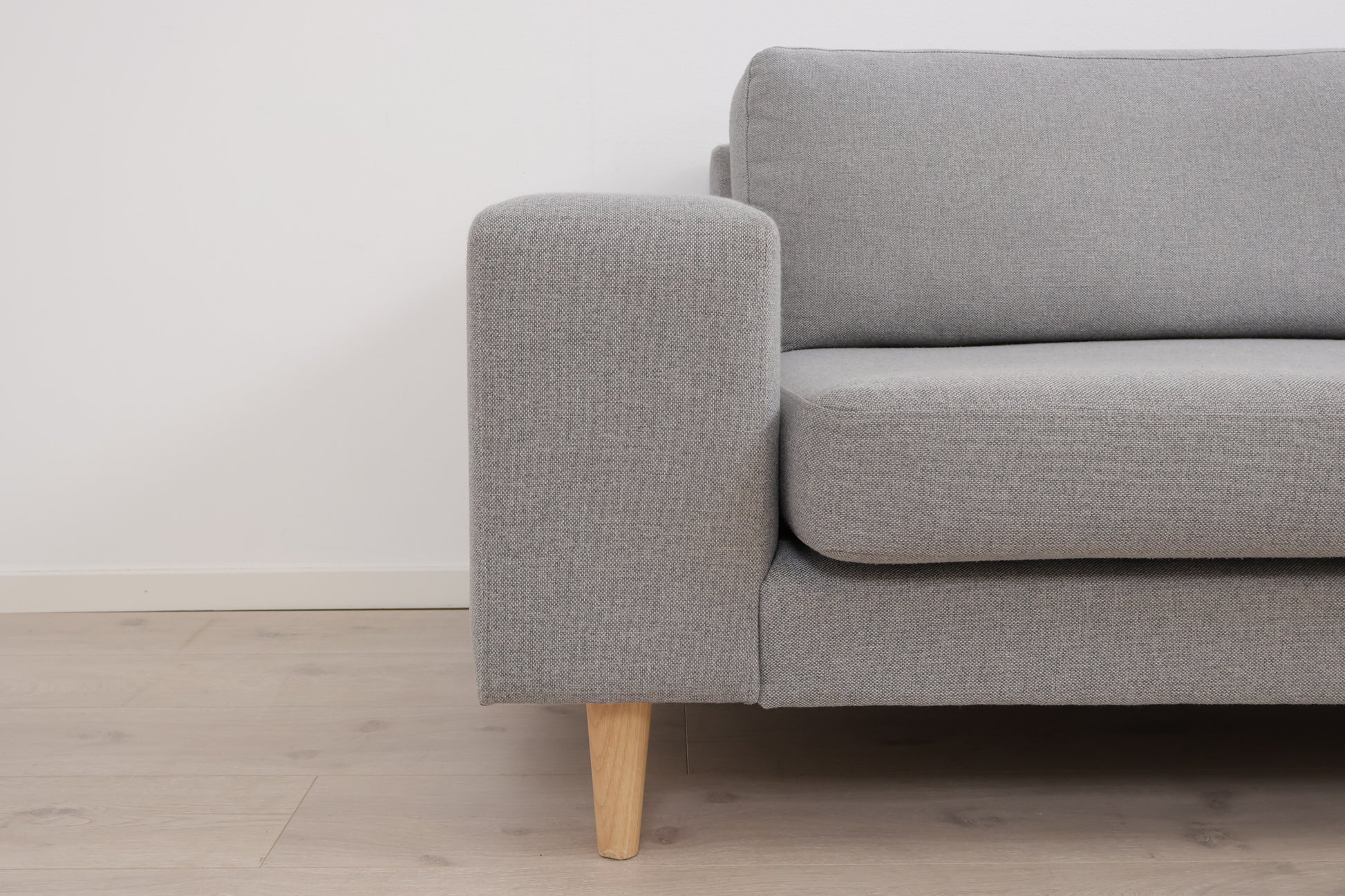 Nyrenset | Lys grå Litsofa 3-seter sofa med eikebein