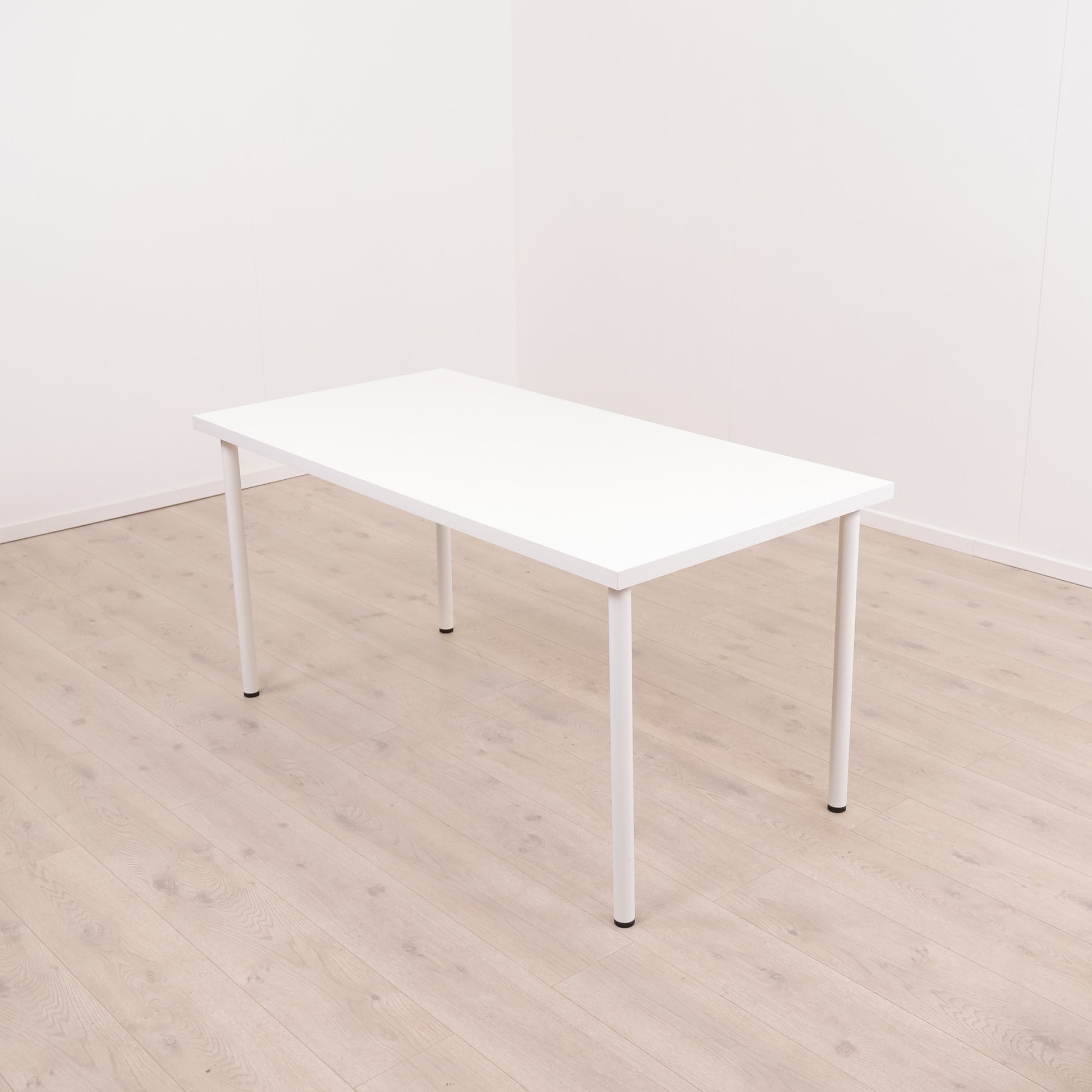 Helhvit Linnmon/Adils skrivebord. 150x75cm