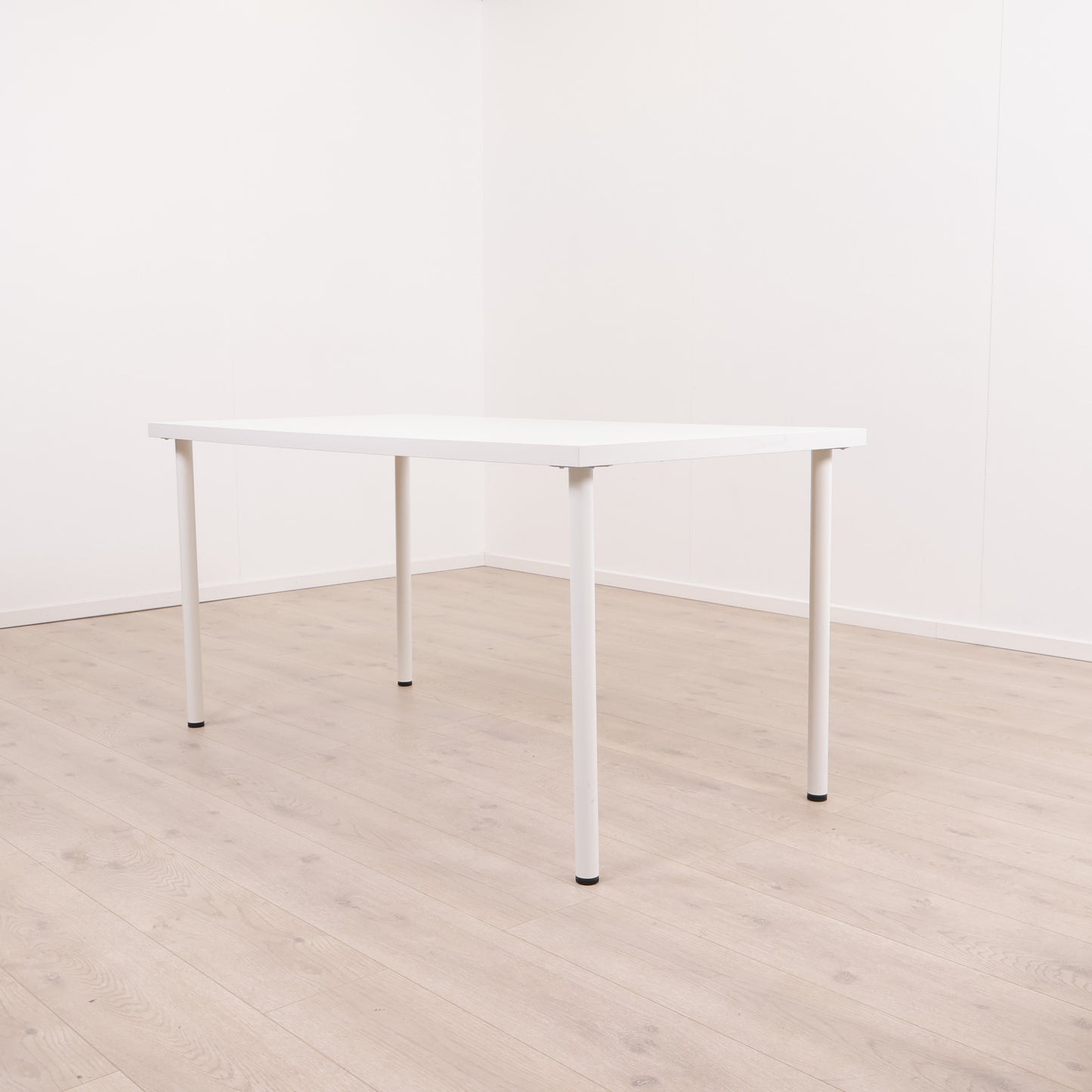 Helhvit Linnmon/Adils skrivebord. 150x75cm