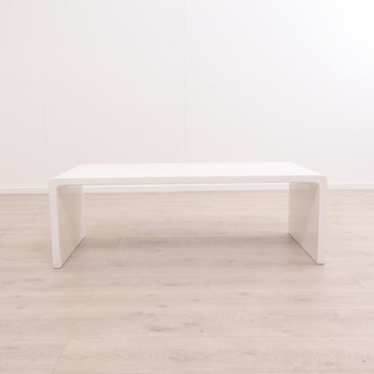 Hvitt sofabord i minimalistisk design