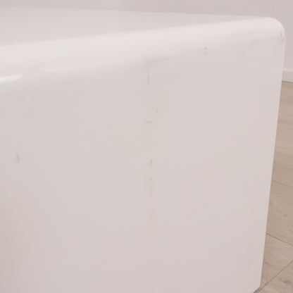 Hvitt sofabord i minimalistisk design