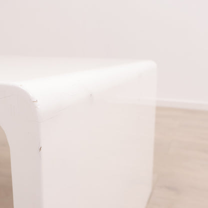 Hvitt sofabord i minimalistisk design