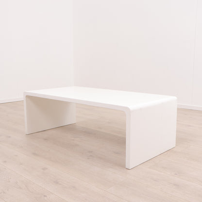 Hvitt sofabord i minimalistisk design