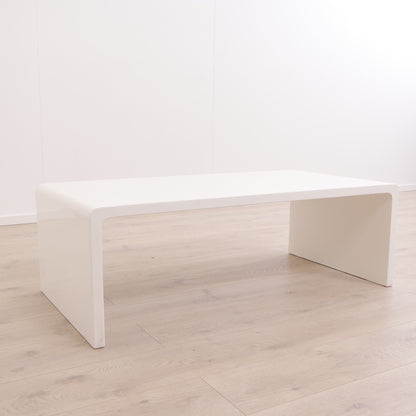 Hvitt sofabord i minimalistisk design