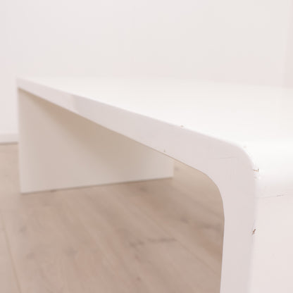Hvitt sofabord i minimalistisk design
