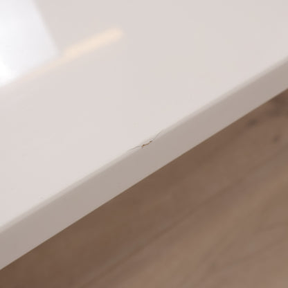Hvitt sofabord i minimalistisk design
