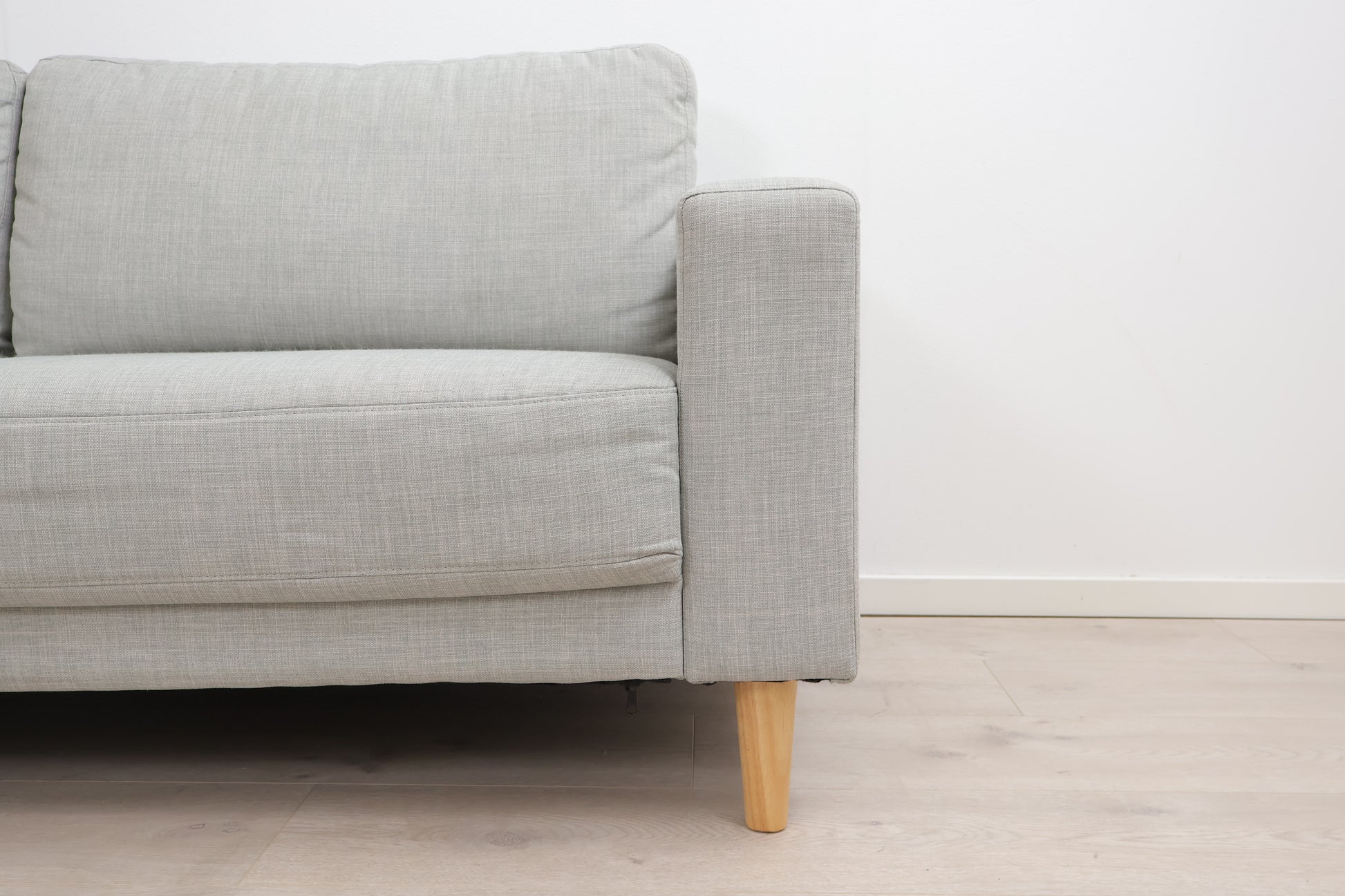 Nyrenset | Grå/grønn 3-seter sofa med eikebein