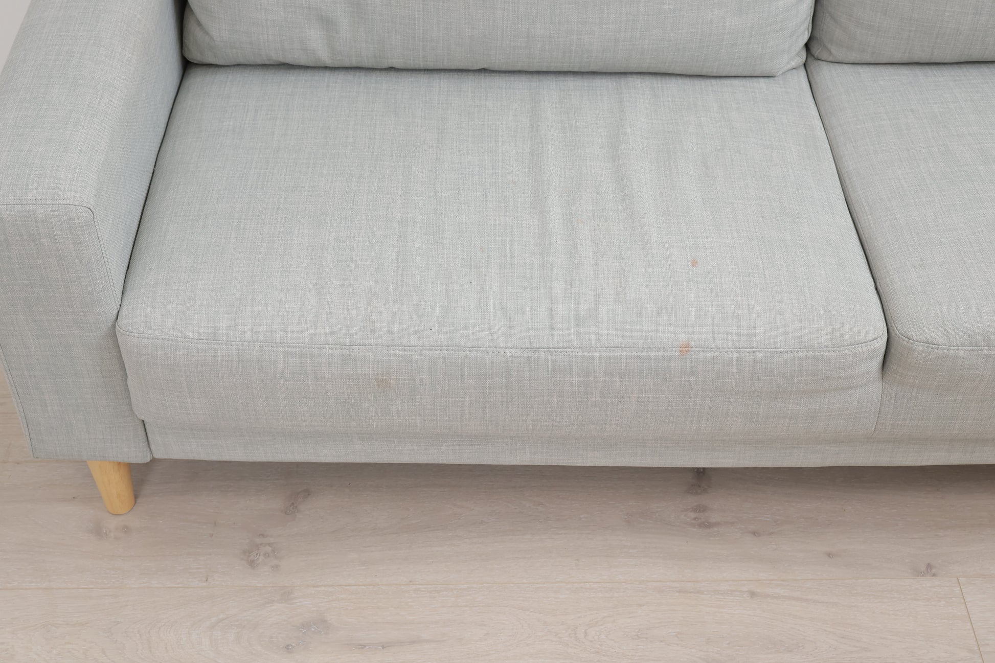 Nyrenset | Grå/grønn 3-seter sofa med eikebein