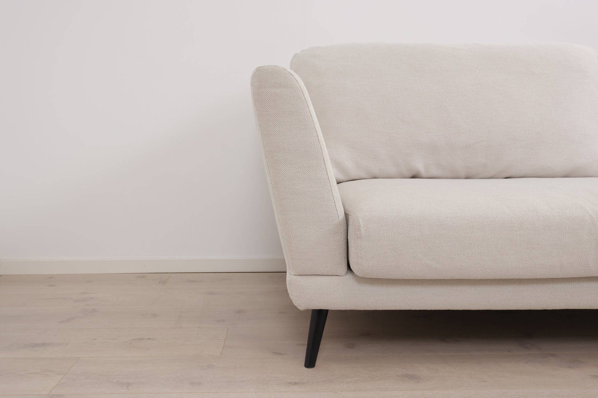 Nyrenset | Kremhvit 3-seter sofa med dunputer