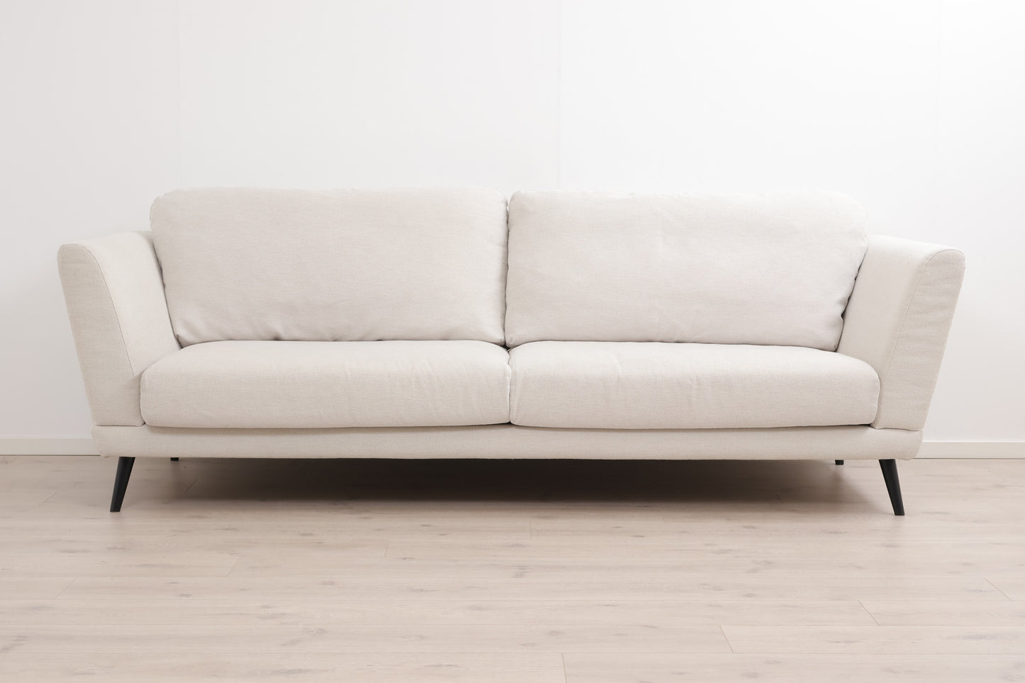 Nyrenset | Kremhvit 3-seter sofa med dunputer