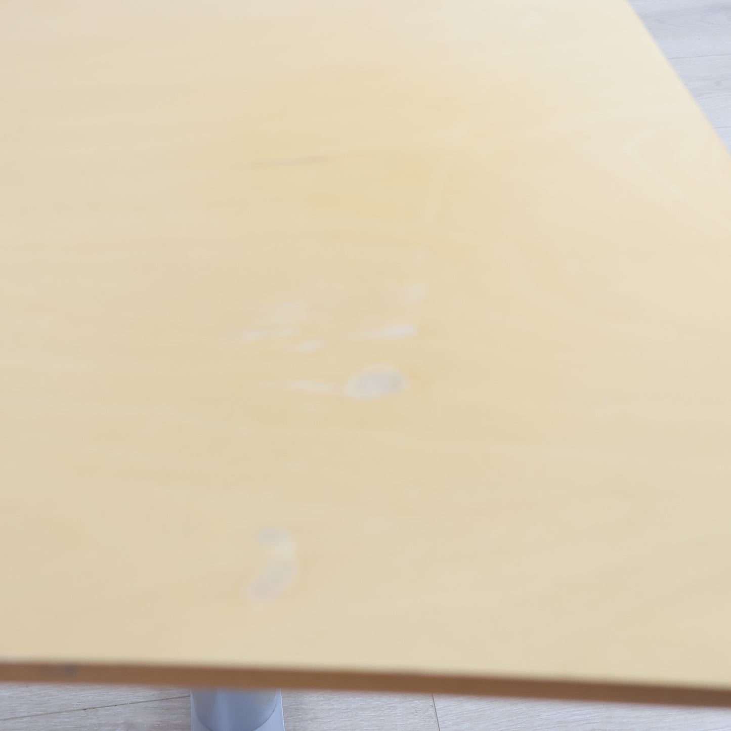 Elektrisk hev/senk skrivebord med magebue. 160 x 80 cm