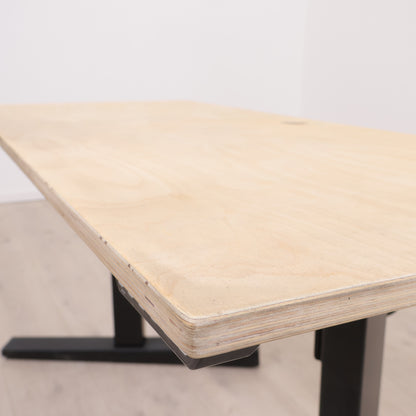 Sort elektrisk hev/senk arbeidsbord med memory-styreenhet