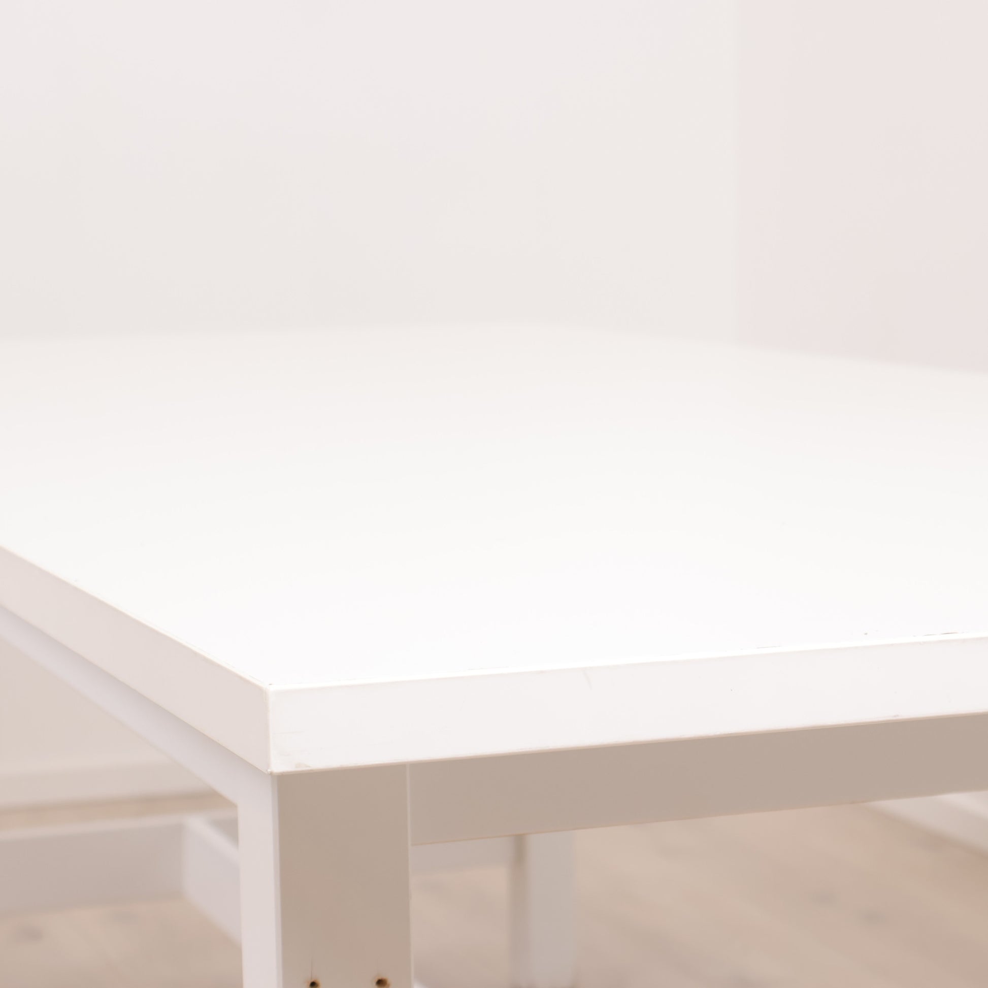 (240/303 x 100 cm) Helhvitt møtebord med tilleggsplate