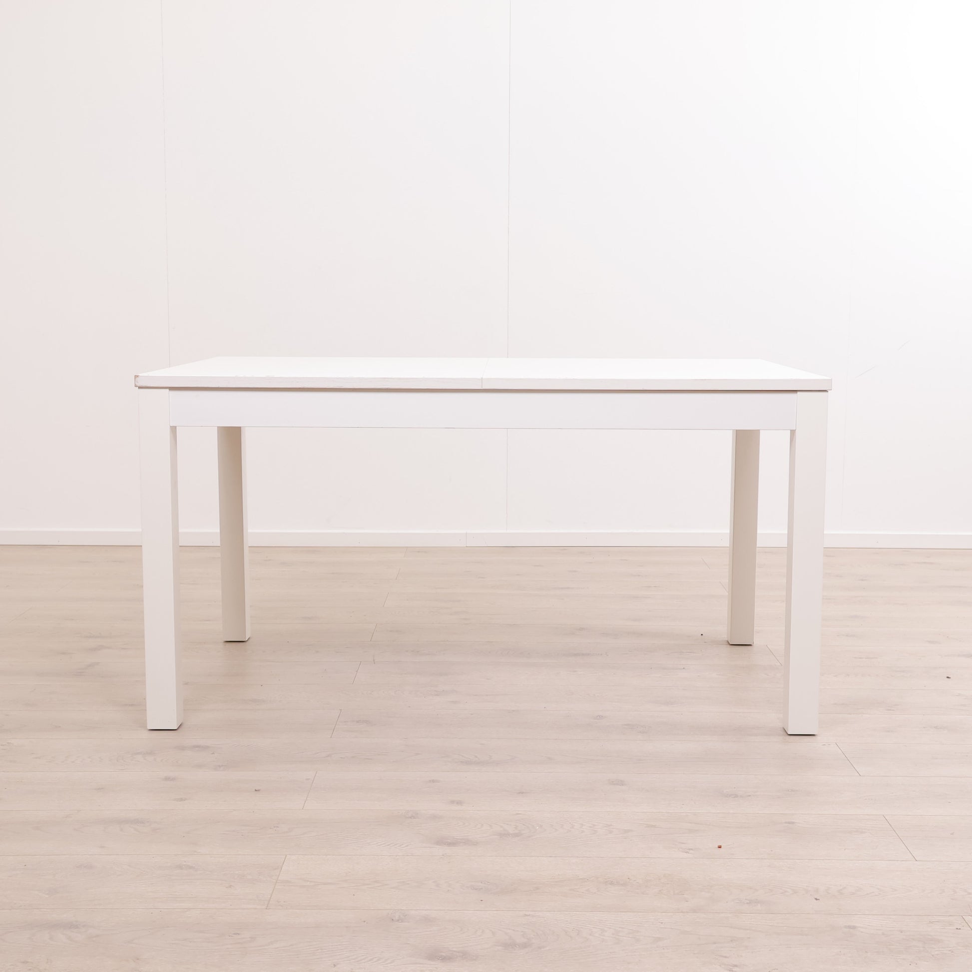 IKEA Bjursta spisebord i fargen hvit med ileggsplate