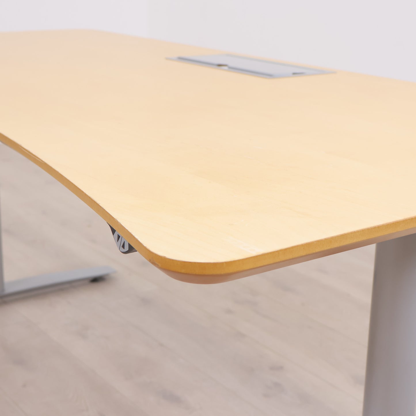 Elektrisk hev/senk skrivebord med magebue. 180x90 cm