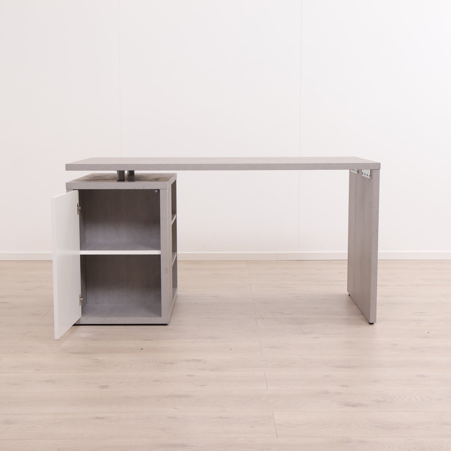 Kun brukt til utstilling | Ullits skrivebord 69×140 i betong/høyglans