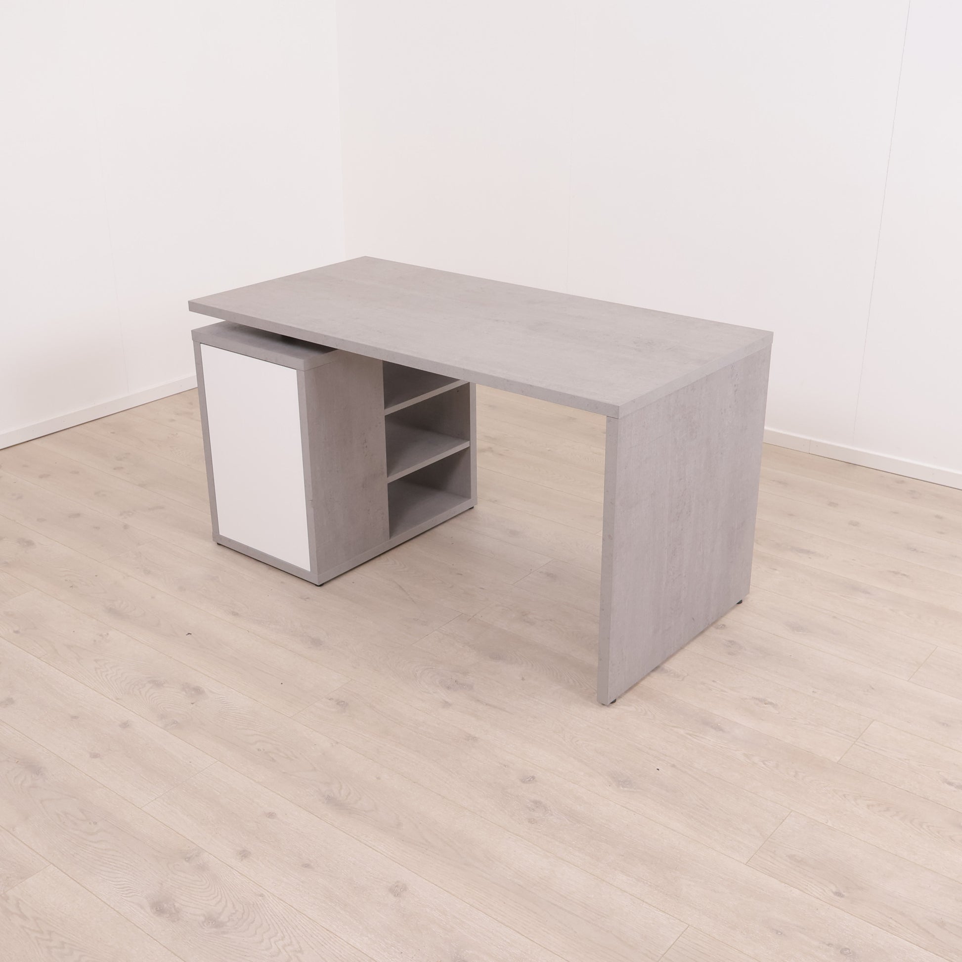 Kun brukt til utstilling | Ullits skrivebord 69×140 i betong/høyglans