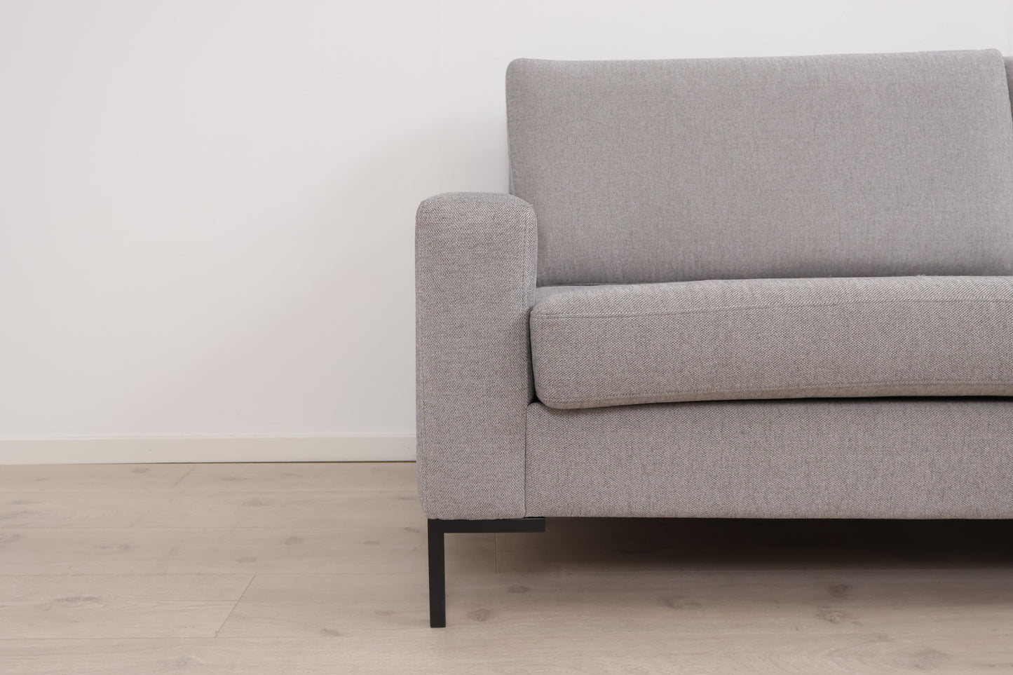 Nyrenset | Grå 3-seter sofa med puff fra Fagmøbler