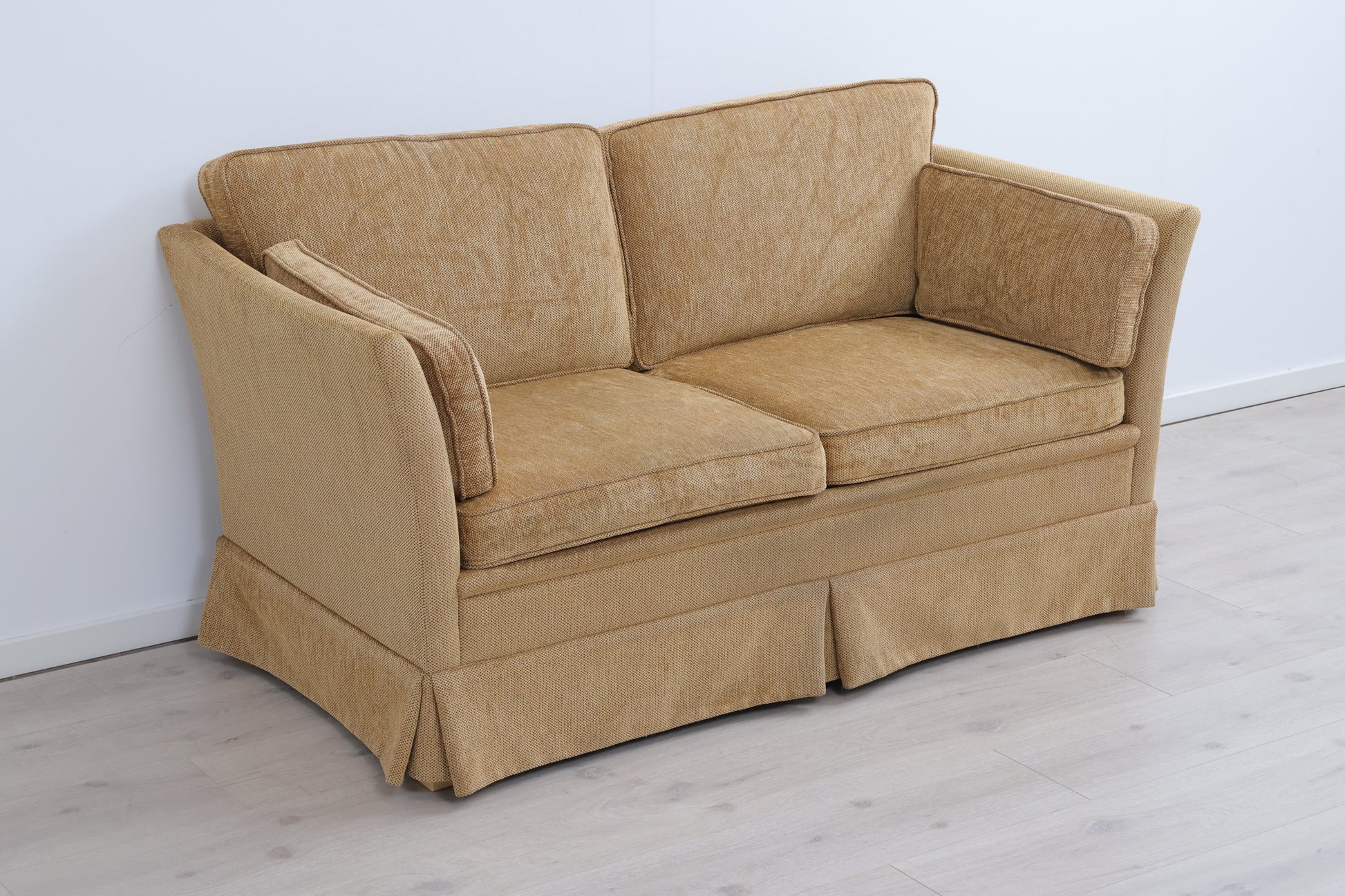 Nyrenset | Hødnebø 2-seter sofa i klassisk stil
