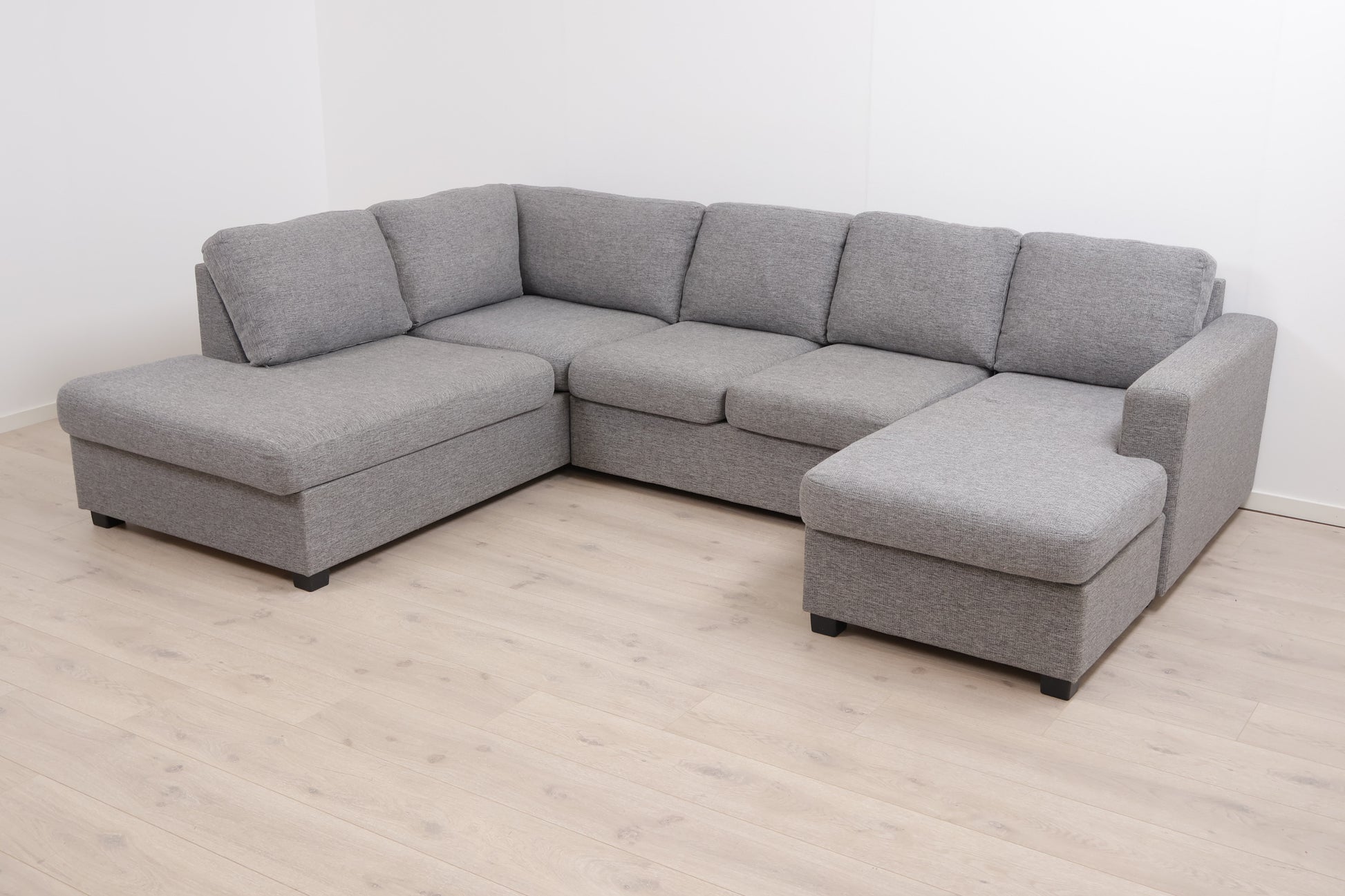Nyrenset | Lys grå Oslo u-sofa med sjeselong fra A-Møbler