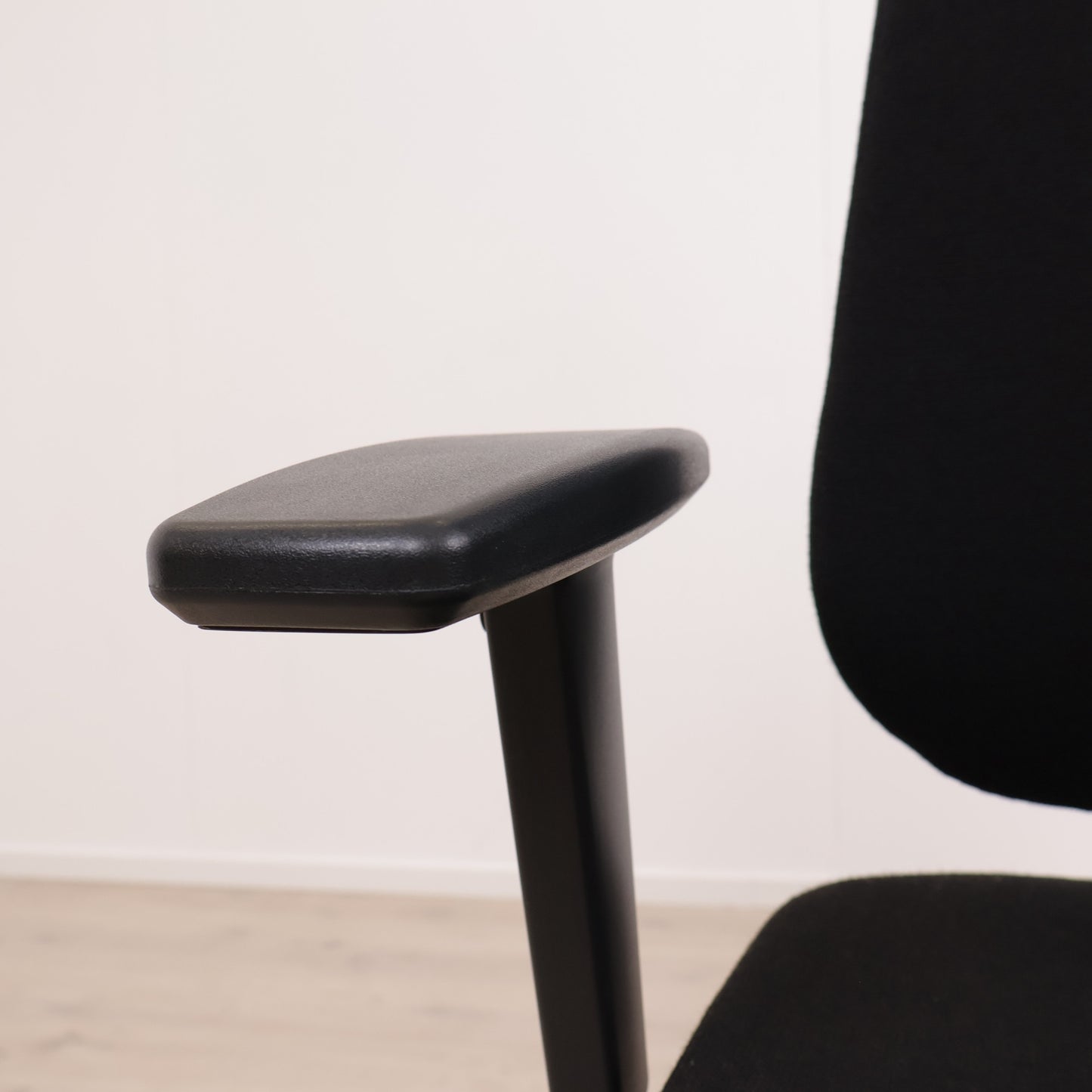Nyrenset | RH 839 helsort kontorstol med høy rygg nakkestøtte