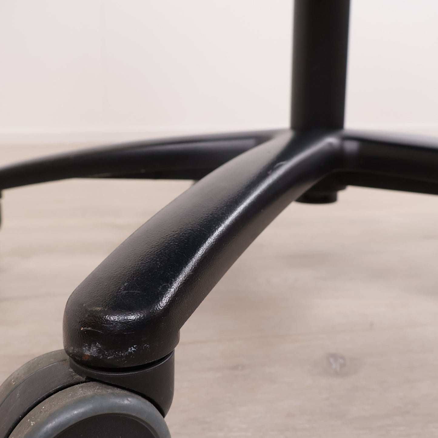 Nyrenset | RH 839 helsort kontorstol med høy rygg nakkestøtte
