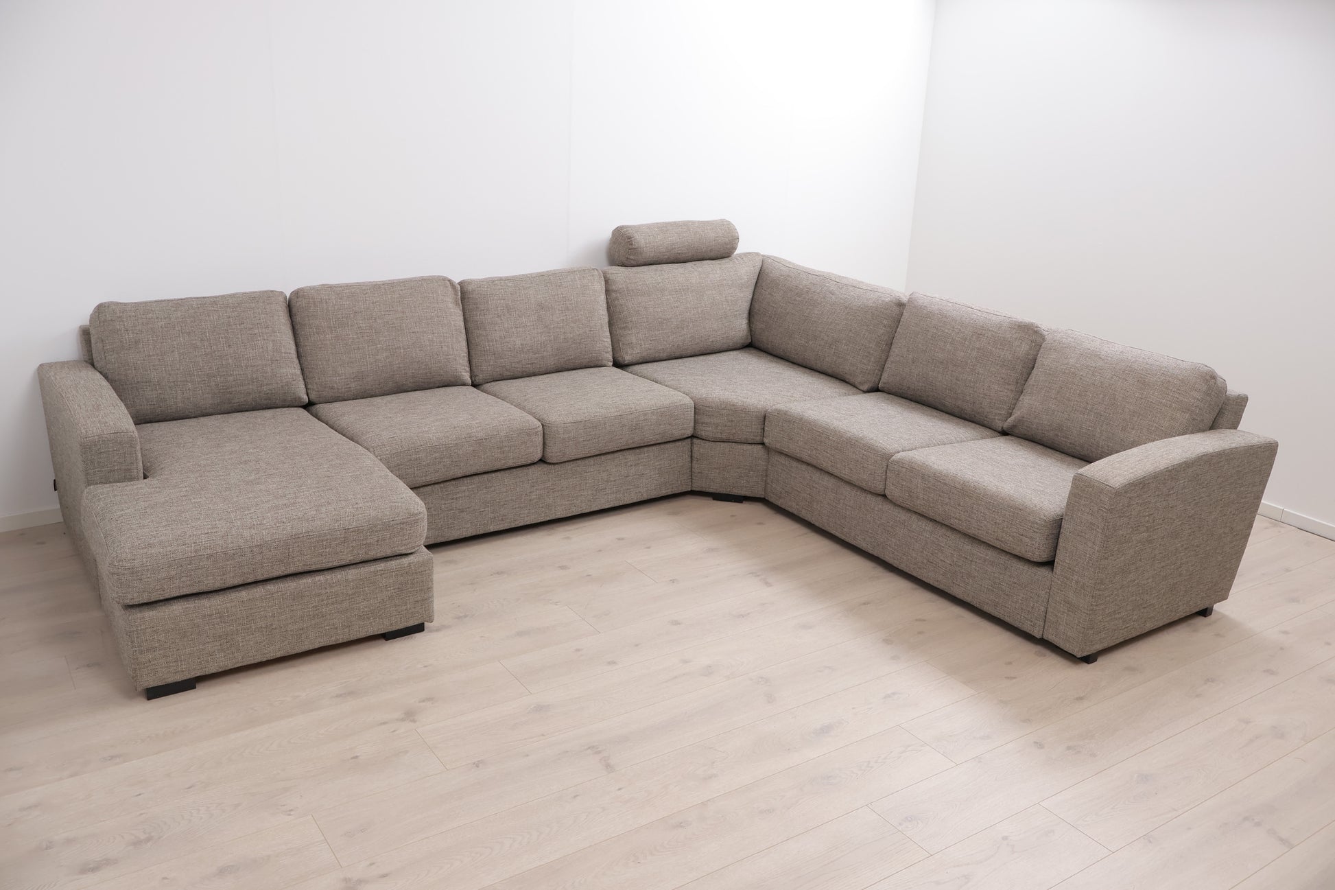 Nyrenset | Romslig Scapa u-sofa med sjeselong med fleksibel nakkestøtte