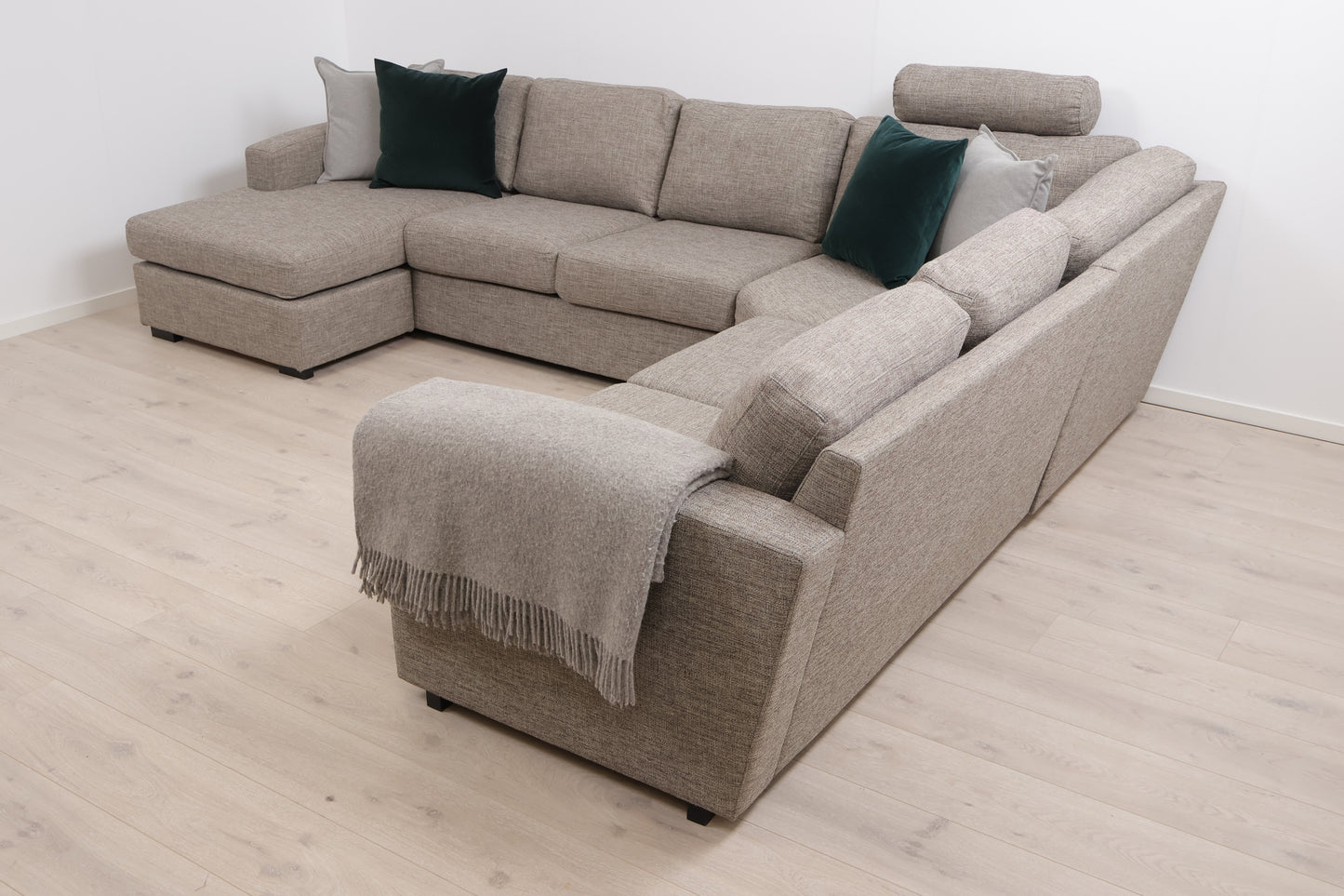 Nyrenset | Romslig Scapa u-sofa med sjeselong med fleksibel nakkestøtte